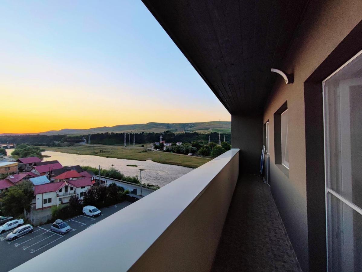 River Side Apartment With Terrace Floreşti Екстериор снимка