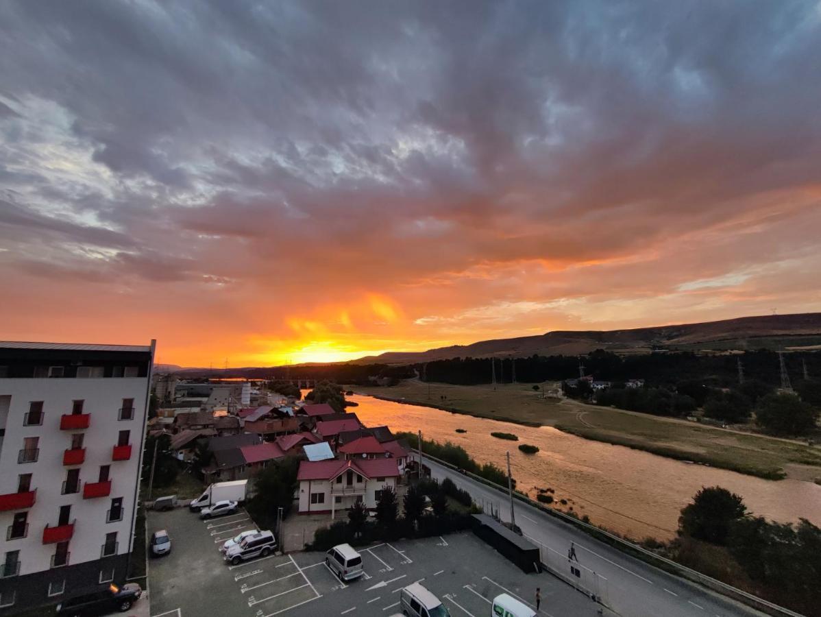River Side Apartment With Terrace Floreşti Екстериор снимка